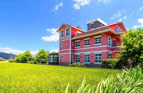 Wujie Bed & Breakfast | Michelin Castle