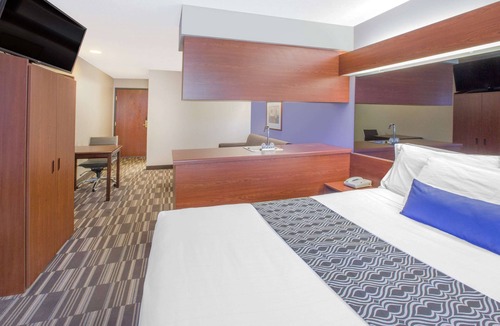 Manistee Hotel | Microtel Inn & Suites by Wyndham Manistee