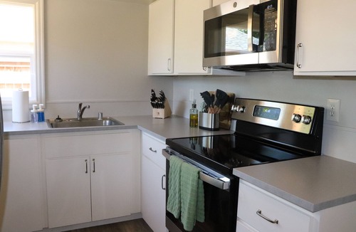 Central Park House | Mid-century 5-bedroom house in lovely Downtown Vancouver with WiFi, AC
