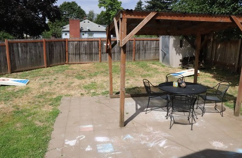 Central Park House | Mid-century 5-bedroom house in lovely Downtown Vancouver with WiFi, AC