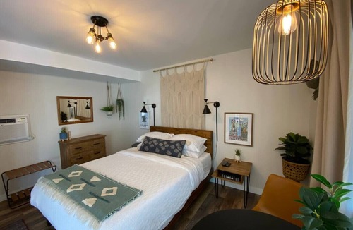 Geneva-on-the-Lake Bed & Breakfast | Mid Century Boho #9, walk to the strip, A/C WIFI