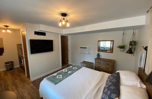 Geneva-on-the-Lake Bed & Breakfast | Mid Century Boho #9, walk to the strip, A/C WIFI