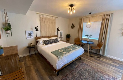 Geneva-on-the-Lake Bed & Breakfast | Mid Century Boho #9, walk to the strip, A/C WIFI