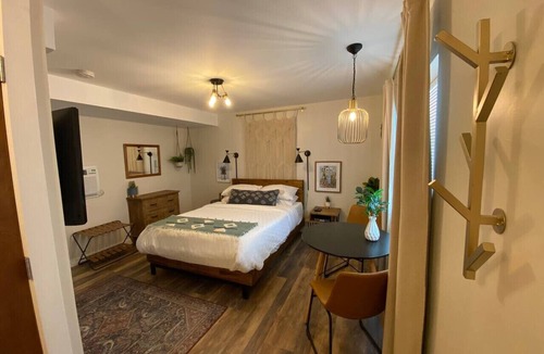 Geneva-on-the-Lake Bed & Breakfast | Mid Century Boho #9, walk to the strip, A/C WIFI