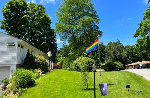 Staatsburg Apartment | Mid-Century DJs Dream near Rhinebeck