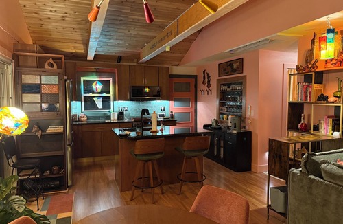 Southwick House | Mid-century marvelous 2-bedroom bungalow with lake views in Southwick