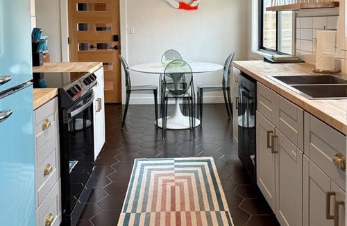 Milton-Freewater House | Mid Century Modern - Heart of Wine Country - Outdoor Shower