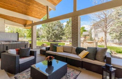 Westcliff and Cambridge House | Mid-Century Mod - 7 BR Sleeps 22 - Hot Tub & Game Room
