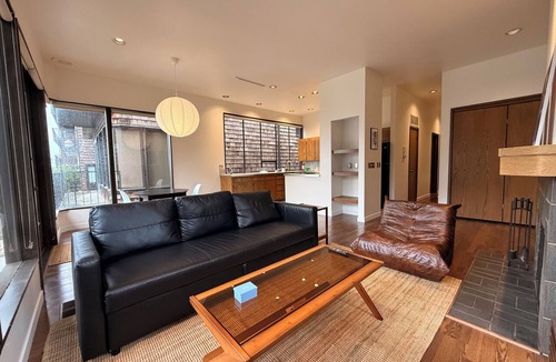 East Queen Anne Apartment | Mid Century Modern 2-bedroom apartment in the heart of Seattle