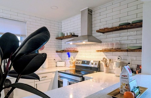 Southwest Raleigh House | Mid-Century Modern Cool Meets Comfy Convenience - Minutes to Downtown!