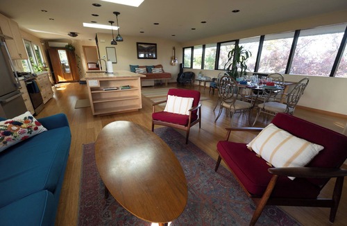 College Hill House | Mid-Century Modern, Custom Craftsmen 2-bedroom in Eugene - AC, Wi-Fi, & laundry