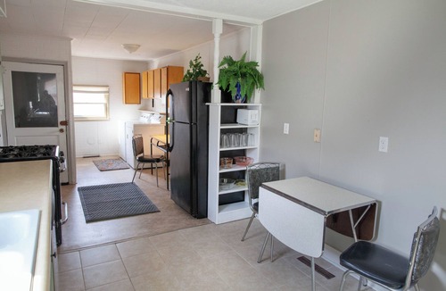 Brookfield House | Mid Century Modern Digs with AC, WiFi in Brookfield