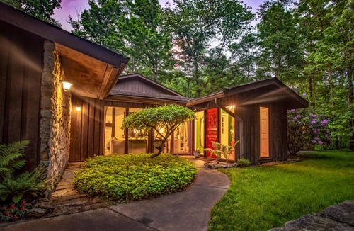 Richfield House | Mid Century Modern + HOT TUB nestled Woods - near Cleveland, Akron + Parks