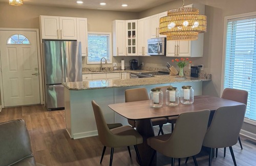 Mount Ida Condo | Mid-Century Modern Treehouse Escape, Audiophile Sound, Mountain Harbor Resort