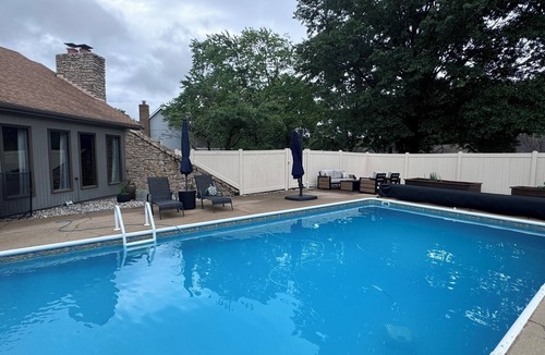 Blue Springs House | Mid-century Modern 3-bedroom house near Lake Jacomo in Blue Springs with pool