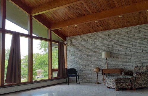 Centerville House | Mid Century Modern-close to city park and pool.