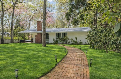 East Hampton North House | Mid-Century Modern Amagansett Ranch Style Home - 4 Min Drive to Beach