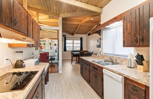 Gainesville House | Mid-Century Vibes w/Firepit Near UF/Downtown/Shands & Walk to Coffee Culture
