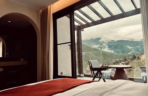 Xiaojin County Hotel | Mid Hill White Lodge