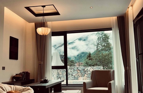 Xiaojin County Hotel | Mid Hill White Lodge