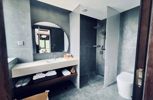 Xiaojin County Hotel | Mid Hill White Lodge