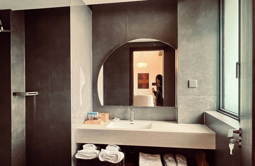 Xiaojin County Hotel | Mid Hill White Lodge