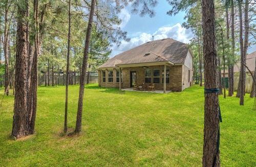 Tomball House | Mid-Forest 5BR Getaway, huge Backyard & BBQ Grill in The Woodlands, TX