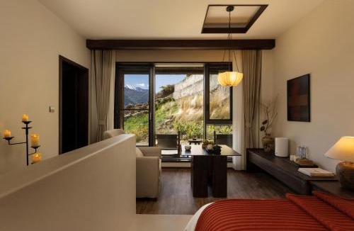Xiaojin County Hotel | Mid Hill White Lodge