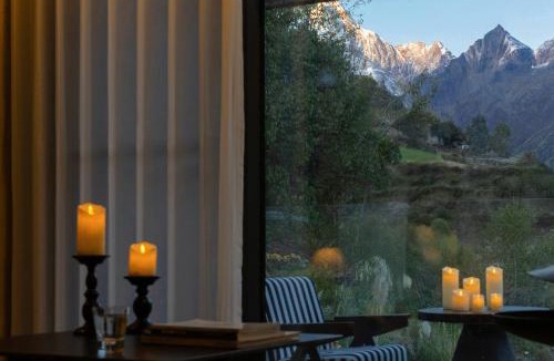 Xiaojin County Hotel | Mid Hill White Lodge