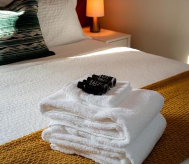 Departure Bay Apartment | Mid-Island Getaway - Sunken Hot Tub & Deck - Close to Beach - Modern