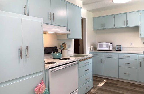 Bethel-Danebo House | Mid Mod Home - 13 Min to Autzen - 6 Min to Airport