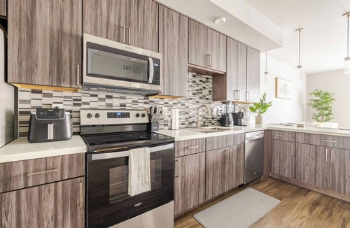 Downtown Sacramento Apartment | Mid-rise Modern Lux loft In The City
