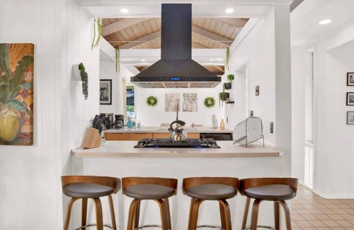Mobile House | Midcentury Modern -Hot Tub - Retro Retreat