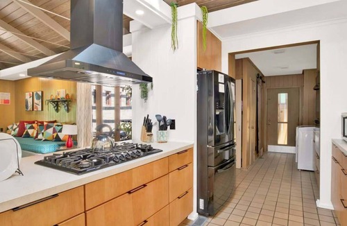 Mobile House | Midcentury Modern -Hot Tub - Retro Retreat