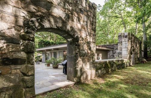 North Stamford House | Midcentury Modern ZenHouse Sculptor Studio