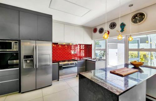 Three Anchor Bay Apartment | Middelhof Three Anchor Bay 4BR with Parking