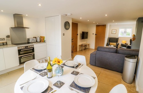Priors Marston Cottage | MIDDLE COTTAGE, pet friendly, with a garden in Priors Marston