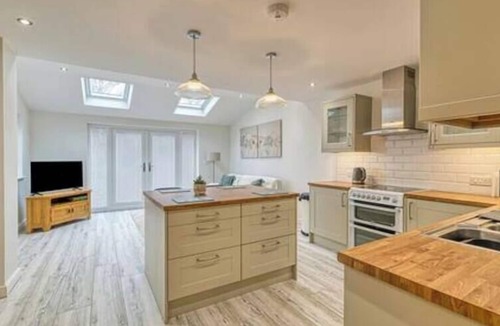 Guilden Sutton Apartment | Middlecroft Annex by Guestz