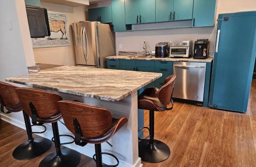 Newport East Apartment | Middletown Modern Townhouse w/Private Fenced Yard - RIBryan Properties