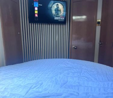 Runnymede Boat Rental | Midnight business