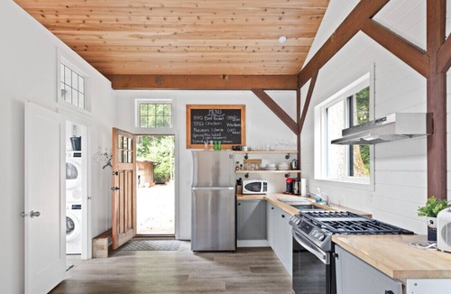 Woodfibre Cabin | Midnight Hideaway: Unique Studio Cabin