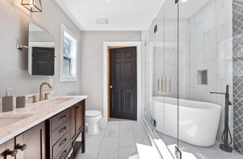 Covington House | Midnight Sanctuary at Mystic Falls - 3 Bedrooms and 2 Bathrooms 1 Mile from Clocktower, Mystic Grill and the Square