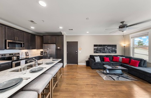 The Nations Apartment | Midnight Strings - Cozy 2BR Retreat Near Broadway