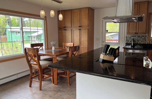 Spenard House | Midnight Sun Getaway, 5 min. from the Airport! SAUNA & Deck