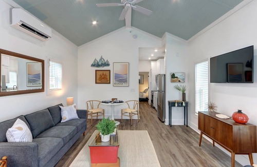 Thunderbolt Cottage | MidShipTury Cottage - 5 minutes to SAV/15 to Beach by Lucky Savannah