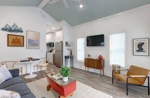 Thunderbolt Cottage | MidShipTury Cottage - 5 minutes to SAV/15 to Beach by Lucky Savannah