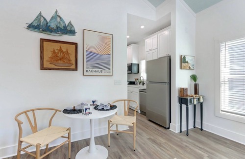 Thunderbolt Cottage | MidShipTury Cottage - 5 minutes to SAV/15 to Beach by Lucky Savannah