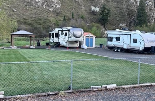 Riggins House | Midsize Camper Sleeps 4 cornhole Backyard Parking A/C