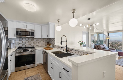 Waterfront Condo | Midterm High-Rise 3Bed 2 Bath Views, Massage Chair, Pool