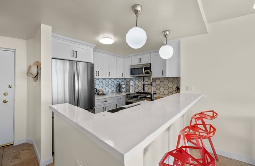 Waterfront Condo | Midterm High-Rise 3Bed 2 Bath Views, Massage Chair, Pool